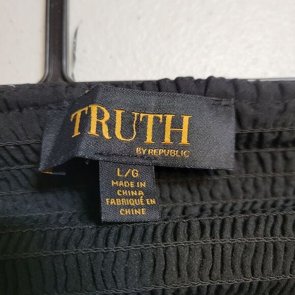 Truth Shirring Spocked Elegant Black and White Daisy Floral Boho Women's Top - Picture 6 of 9